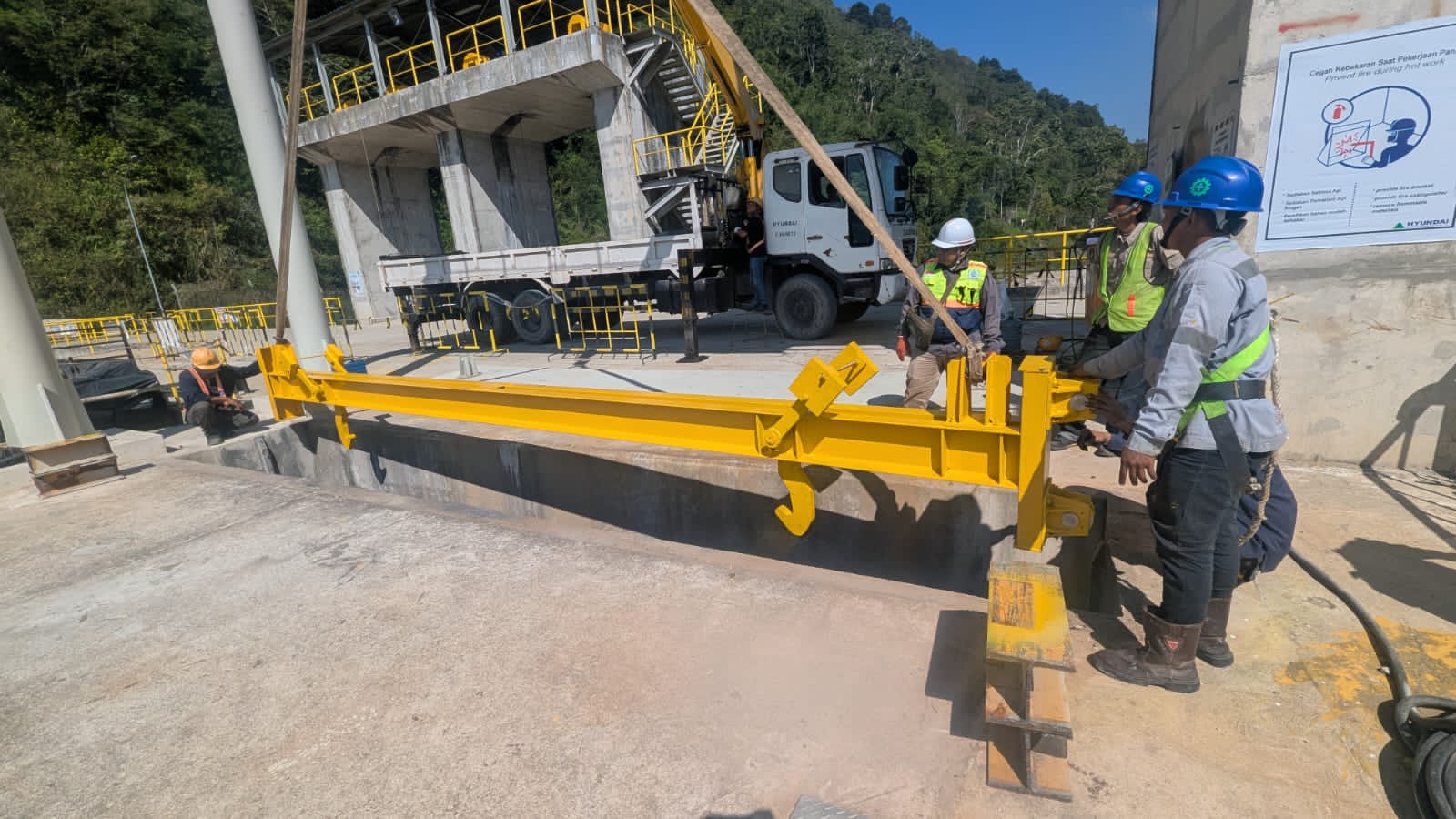 Instalasi gate Leaf Stoplog & Lifting Beam